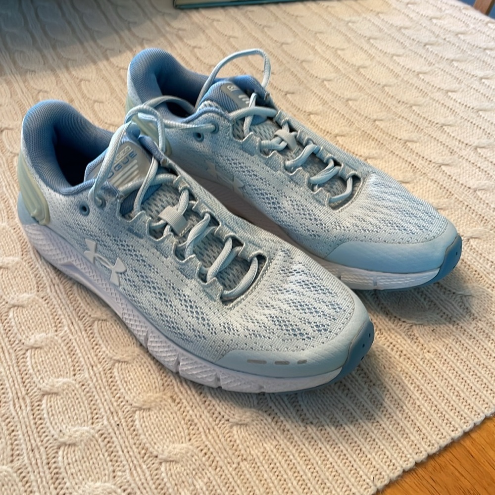 Women’s Under Armour Sz 8 charged rogue sneakers. Baby blue laces clean like new